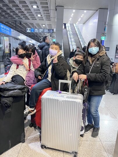 【首爾自由行】「二打四，媽媽帶孩子一起辦年貨之超精實之旅．Day 1 搭機篇」
