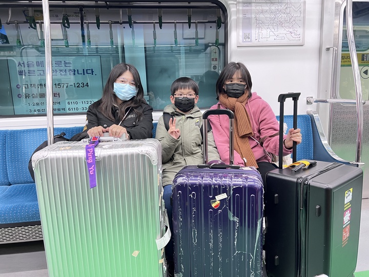 【首爾自由行】「二打四，媽媽帶孩子一起辦年貨之超精實之旅．Day 1 搭機篇」