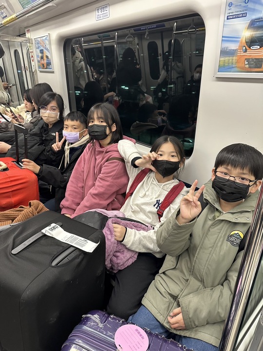 【首爾自由行】「二打四，媽媽帶孩子一起辦年貨之超精實之旅．Day 1 搭機篇」