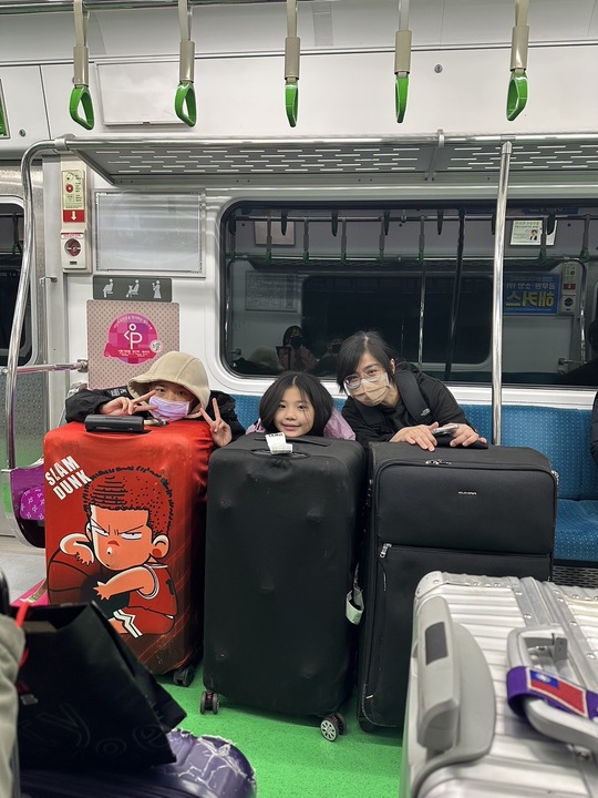 【首爾自由行】「二打四，媽媽帶孩子一起辦年貨之超精實之旅．Day 1 搭機篇」