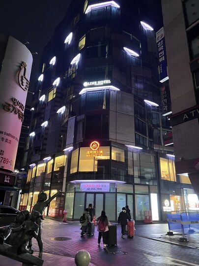 【首爾自由行】「二打四，媽媽帶孩子一起辦年貨之超精實之旅．Day 1 搭機篇」