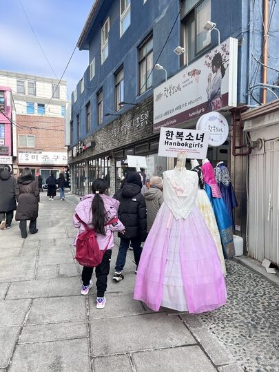 【首爾自由行】「媽媽帶孩子一起辦年貨之旅 Day 4: 韓服少女한복소녀．傳統韓服租借及妝髮體驗分享」