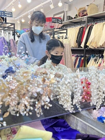【首爾自由行】「媽媽帶孩子一起辦年貨之旅 Day 4: 韓服少女한복소녀．傳統韓服租借及妝髮體驗分享」