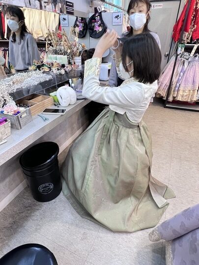 【首爾自由行】「媽媽帶孩子一起辦年貨之旅 Day 4: 韓服少女한복소녀．傳統韓服租借及妝髮體驗分享」