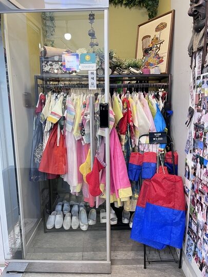 【首爾自由行】「媽媽帶孩子一起辦年貨之旅 Day 4: 韓服少女한복소녀．傳統韓服租借及妝髮體驗分享」