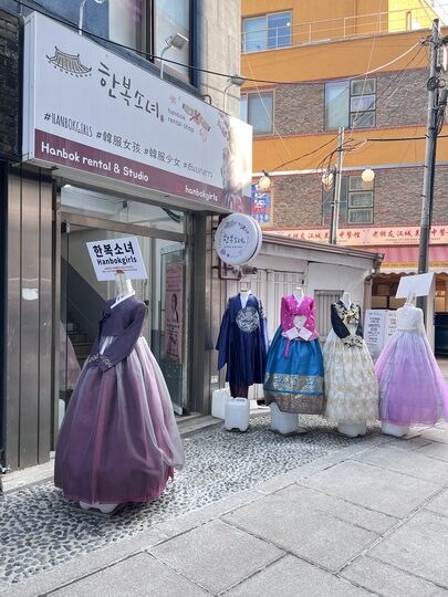 【首爾自由行】「媽媽帶孩子一起辦年貨之旅 Day 4: 韓服少女한복소녀．傳統韓服租借及妝髮體驗分享」
