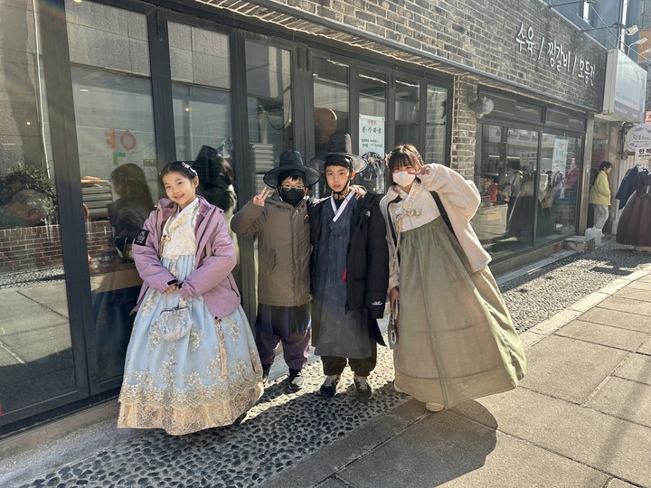 【首爾自由行】「媽媽帶孩子一起辦年貨之旅 Day 4: 韓服少女한복소녀．傳統韓服租借及妝髮體驗分享」