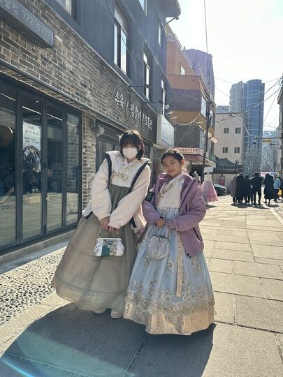 【首爾自由行】「媽媽帶孩子一起辦年貨之旅 Day 4: 韓服少女한복소녀．傳統韓服租借及妝髮體驗分享」
