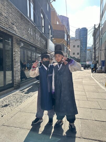 【首爾自由行】「媽媽帶孩子一起辦年貨之旅 Day 4: 韓服少女한복소녀．傳統韓服租借及妝髮體驗分享」