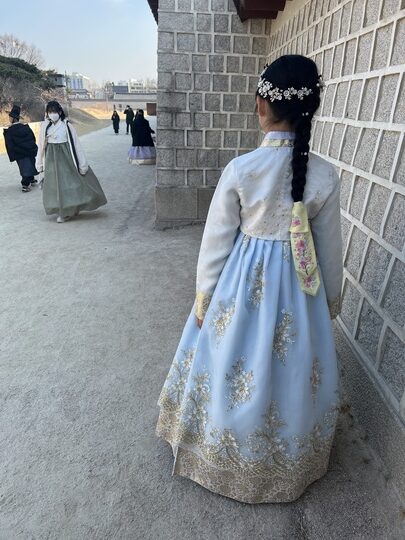 【首爾自由行】「媽媽帶孩子一起辦年貨之旅 Day 4: 韓服少女한복소녀．傳統韓服租借及妝髮體驗分享」