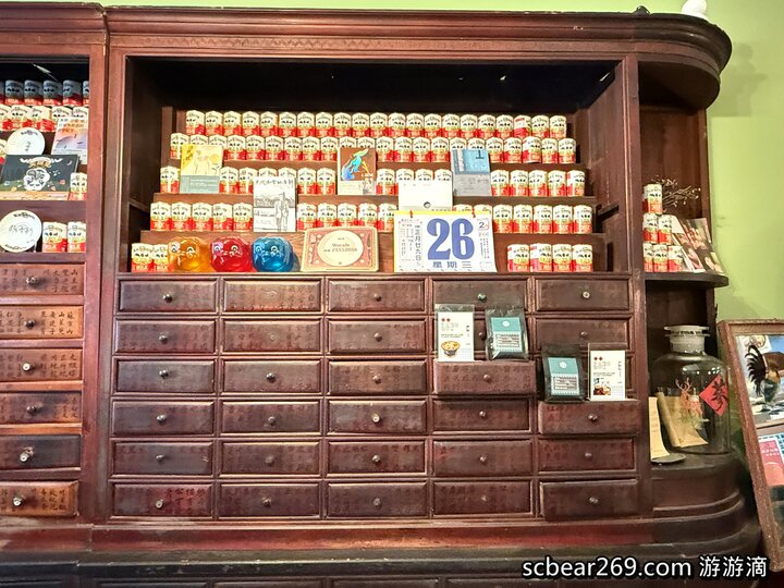 【台北】「窩窩咖啡Wooo Coffee．結合咖啡小酒館與藝文空間的老宅咖啡館（港式料理/黯然銷魂飯/老藥櫃/展覽.場地租借/近迪化街）」