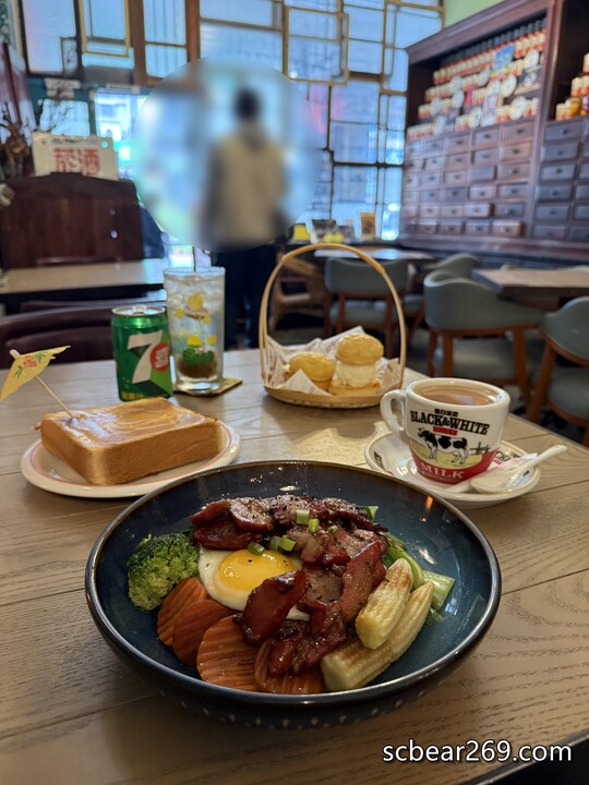 【台北】「窩窩咖啡Wooo Coffee．結合咖啡小酒館與藝文空間的老宅咖啡館（港式料理/黯然銷魂飯/老藥櫃/展覽.場地租借/近迪化街）」