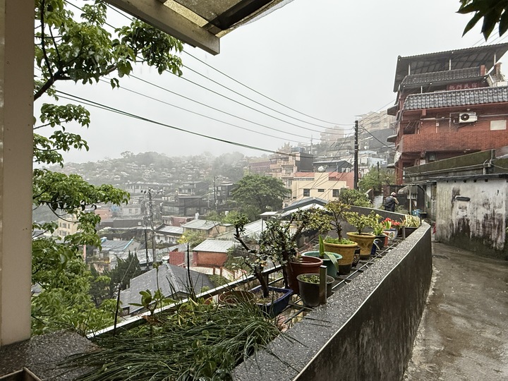 【新北】「Jiufen Breeze 九份惠風民宿．可將山景、海景與夜景盡收眼底的特色古厝改建民宿（Ｂ＆Ｂ／手作早餐／６人可包棟）」