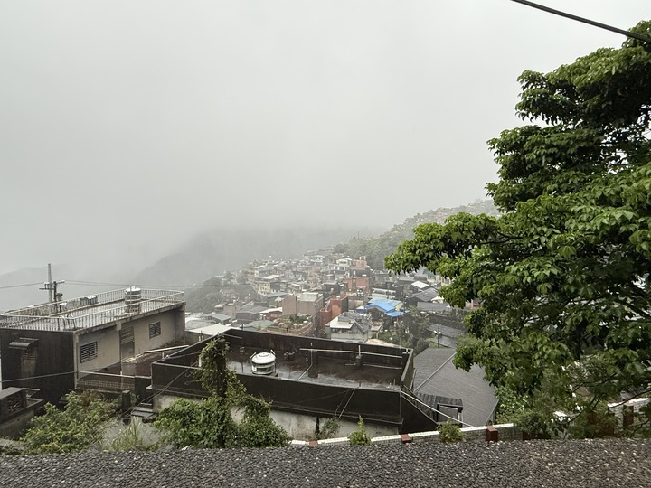 【新北】「Jiufen Breeze 九份惠風民宿．可將山景、海景與夜景盡收眼底的特色古厝改建民宿（Ｂ＆Ｂ／手作早餐／６人可包棟）」