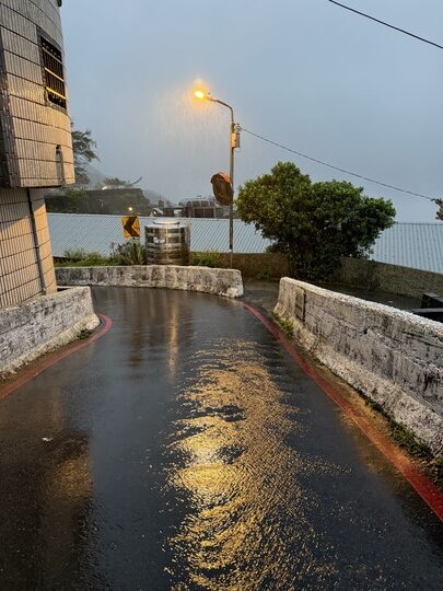 【新北】「Jiufen Breeze 九份惠風民宿．可將山景、海景與夜景盡收眼底的特色古厝改建民宿（Ｂ＆Ｂ／手作早餐／６人可包棟）」