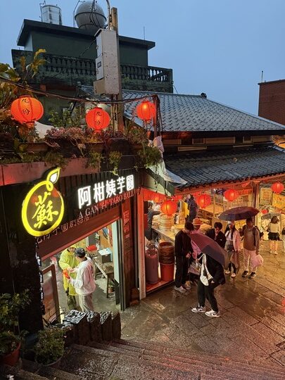 【新北】「Jiufen Breeze 九份惠風民宿．可將山景、海景與夜景盡收眼底的特色古厝改建民宿（Ｂ＆Ｂ／手作早餐／６人可包棟）」