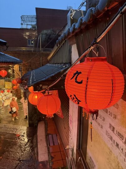 【新北】「Jiufen Breeze 九份惠風民宿．可將山景、海景與夜景盡收眼底的特色古厝改建民宿（Ｂ＆Ｂ／手作早餐／６人可包棟）」