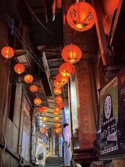 【新北】「Jiufen Breeze 九份惠風民宿．可將山景、海景與夜景盡收眼底的特色古厝改建民宿（Ｂ＆Ｂ／手作早餐／６人可包棟）」