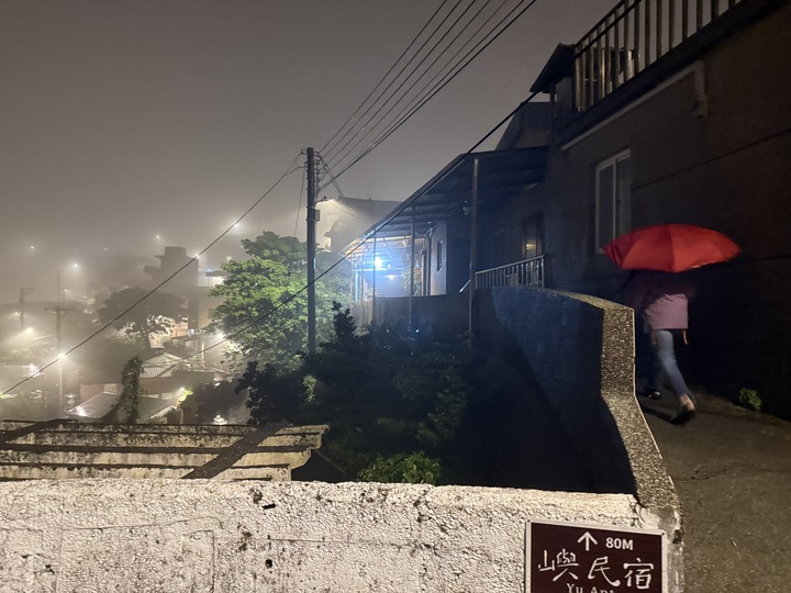 【新北】「Jiufen Breeze 九份惠風民宿．可將山景、海景與夜景盡收眼底的特色古厝改建民宿（Ｂ＆Ｂ／手作早餐／６人可包棟）」