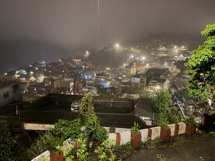 【新北】「Jiufen Breeze 九份惠風民宿．可將山景、海景與夜景盡收眼底的特色古厝改建民宿（Ｂ＆Ｂ／手作早餐／６人可包棟）」