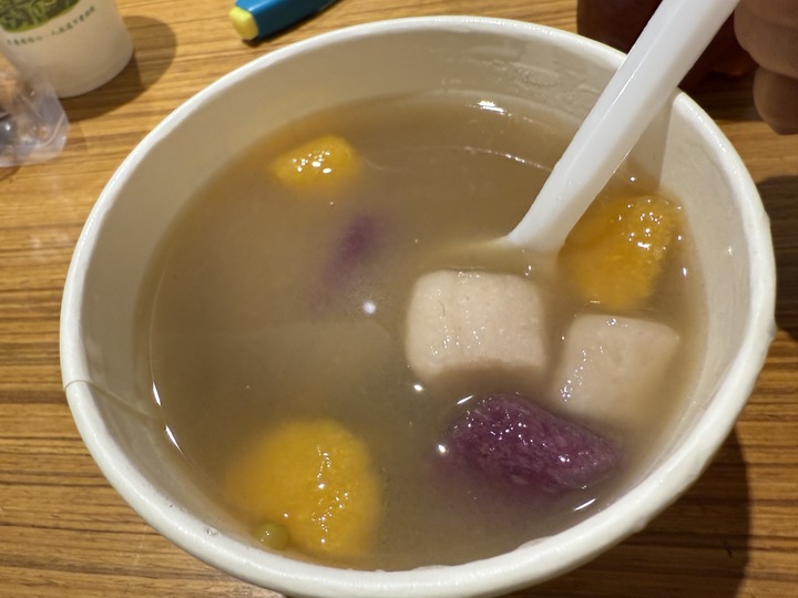 【新北】「Jiufen Breeze 九份惠風民宿．可將山景、海景與夜景盡收眼底的特色古厝改建民宿（Ｂ＆Ｂ／手作早餐／６人可包棟）」