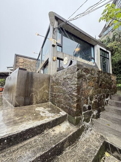 【九份】「暇咖啡hima cafe.坐擁山與海,美景盡收眼底的隱藏版景觀咖啡館(手沖.義式咖啡/聖代/可頌/手作甜點/無預約.採現場候位)」 【九份】「暇咖啡hima cafe.坐擁山與海,美景盡收眼底的隱藏版景觀咖啡館(手沖.義式咖啡/聖代/可頌/手作甜點/無預約.採現場候位)」