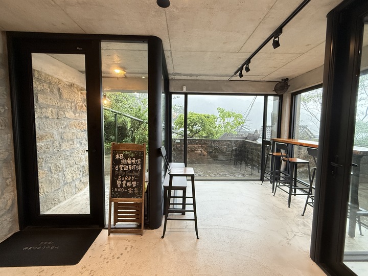 【九份】「暇咖啡hima cafe．坐擁山與海，美景盡收眼底的隱藏版景觀咖啡館（手沖.義式咖啡/聖代/可頌/手作甜點/無預約.採現場候位）」