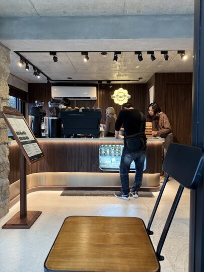 【九份】「暇咖啡hima cafe.坐擁山與海,美景盡收眼底的隱藏版景觀咖啡館(手沖.義式咖啡/聖代/可頌/手作甜點/無預約.採現場候位)」 【九份】「暇咖啡hima cafe.坐擁山與海,美景盡收眼底的隱藏版景觀咖啡館(手沖.義式咖啡/聖代/可頌/手作甜點/無預約.採現場候位)」