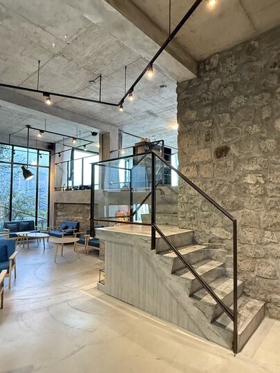 【九份】「暇咖啡hima cafe．坐擁山與海，美景盡收眼底的隱藏版景觀咖啡館（手沖.義式咖啡/聖代/可頌/手作甜點/無預約.採現場候位）」