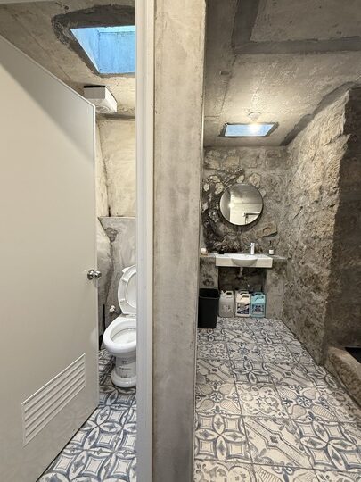 【九份】「暇咖啡hima cafe．坐擁山與海，美景盡收眼底的隱藏版景觀咖啡館（手沖.義式咖啡/聖代/可頌/手作甜點/無預約.採現場候位）」