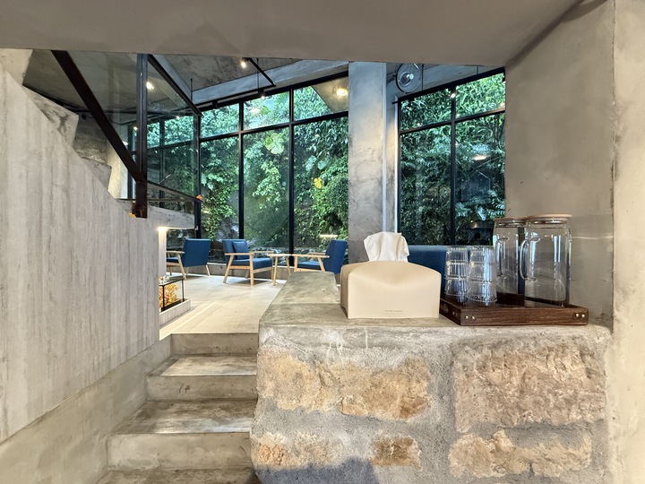 【九份】「暇咖啡hima cafe．坐擁山與海，美景盡收眼底的隱藏版景觀咖啡館（手沖.義式咖啡/聖代/可頌/手作甜點/無預約.採現場候位）」