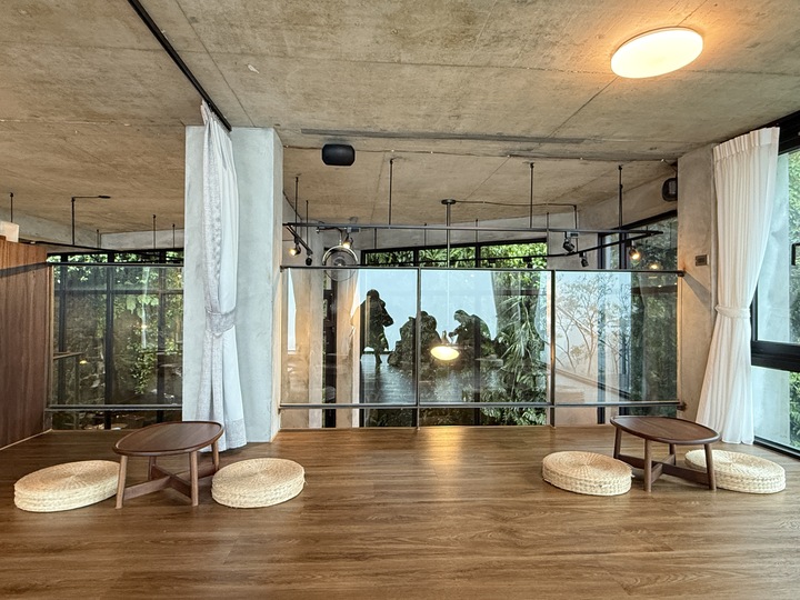 【九份】「暇咖啡hima cafe．坐擁山與海，美景盡收眼底的隱藏版景觀咖啡館（手沖.義式咖啡/聖代/可頌/手作甜點/無預約.採現場候位）」