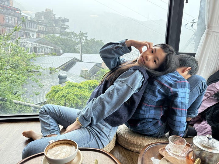 【九份】「暇咖啡hima cafe．坐擁山與海，美景盡收眼底的隱藏版景觀咖啡館（手沖.義式咖啡/聖代/可頌/手作甜點/無預約.採現場候位）」