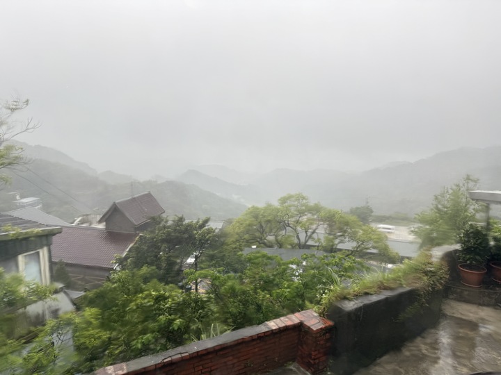 【九份】「暇咖啡hima cafe．坐擁山與海，美景盡收眼底的隱藏版景觀咖啡館（手沖.義式咖啡/聖代/可頌/手作甜點/無預約.採現場候位）」