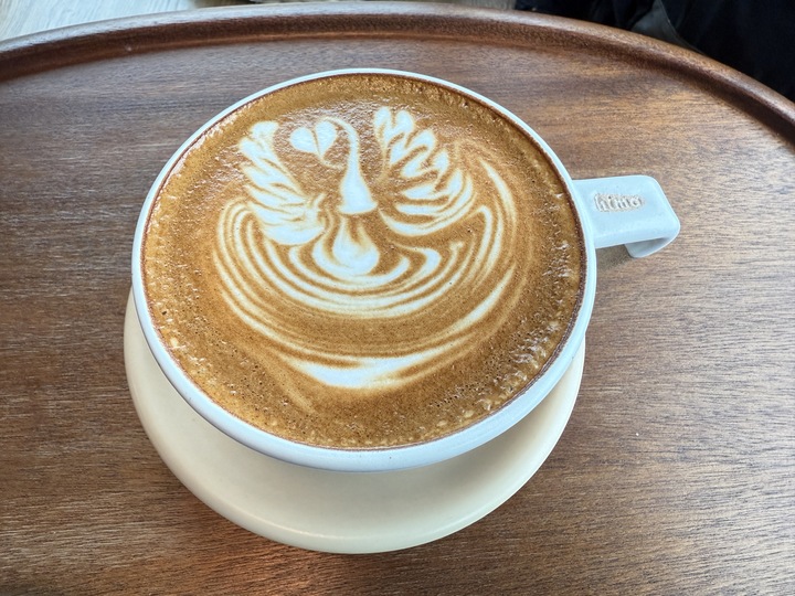 【九份】「暇咖啡hima cafe．坐擁山與海，美景盡收眼底的隱藏版景觀咖啡館（手沖.義式咖啡/聖代/可頌/手作甜點/無預約.採現場候位）」