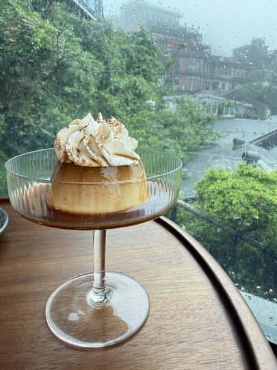 【九份】「暇咖啡hima cafe.坐擁山與海,美景盡收眼底的隱藏版景觀咖啡館(手沖.義式咖啡/聖代/可頌/手作甜點/無預約.採現場候位)」 【九份】「暇咖啡hima cafe.坐擁山與海,美景盡收眼底的隱藏版景觀咖啡館(手沖.義式咖啡/聖代/可頌/手作甜點/無預約.採現場候位)」