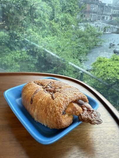 【九份】「暇咖啡hima cafe．坐擁山與海，美景盡收眼底的隱藏版景觀咖啡館（手沖.義式咖啡/聖代/可頌/手作甜點/無預約.採現場候位）」