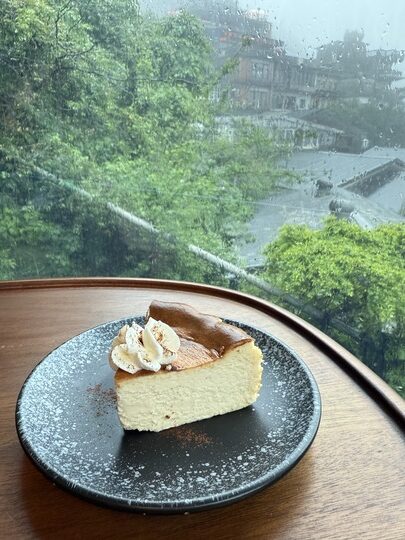 【九份】「暇咖啡hima cafe．坐擁山與海，美景盡收眼底的隱藏版景觀咖啡館（手沖.義式咖啡/聖代/可頌/手作甜點/無預約.採現場候位）」
