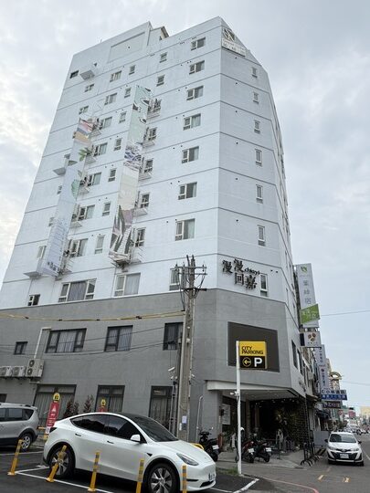 【嘉義】「葉綠宿・漫漫回嘉 Home Way Hotel．近文化路夜市文青質感風旅店（櫻桃計劃咖啡館/豪華四人房/無早餐/車位需預約）」