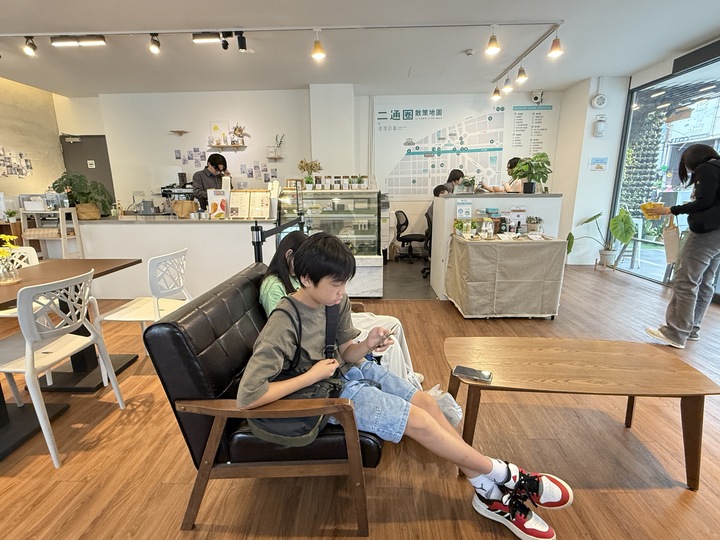 【嘉義】「葉綠宿・漫漫回嘉 Home Way Hotel．近文化路夜市文青質感風旅店（櫻桃計劃咖啡館/豪華四人房/無早餐/車位需預約）」