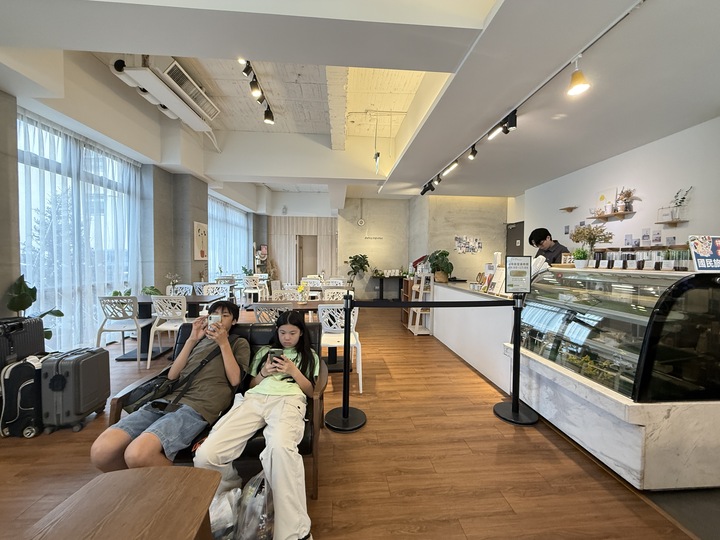 【嘉義】「葉綠宿・漫漫回嘉 Home Way Hotel．近文化路夜市文青質感風旅店（櫻桃計劃咖啡館/豪華四人房/無早餐/車位需預約）」