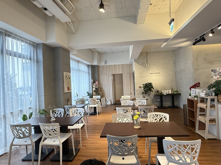 【嘉義】「葉綠宿・漫漫回嘉 Home Way Hotel．近文化路夜市文青質感風旅店（櫻桃計劃咖啡館/豪華四人房/無早餐/車位需預約）」