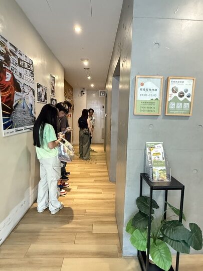 【嘉義】「葉綠宿・漫漫回嘉 Home Way Hotel．近文化路夜市文青質感風旅店（櫻桃計劃咖啡館/豪華四人房/無早餐/車位需預約）」