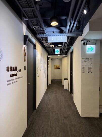 【嘉義】「葉綠宿・漫漫回嘉 Home Way Hotel．近文化路夜市文青質感風旅店（櫻桃計劃咖啡館/豪華四人房/無早餐/車位需預約）」
