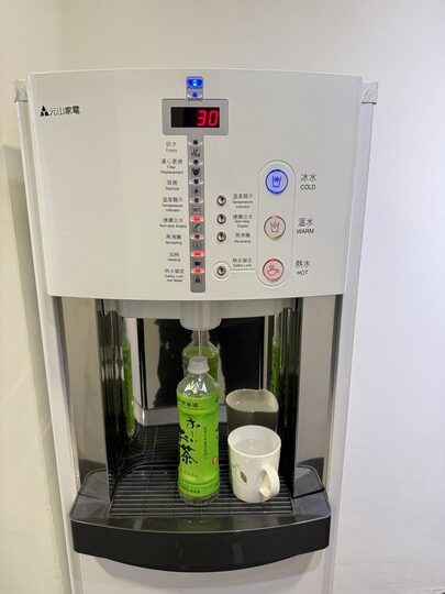 【嘉義】「葉綠宿・漫漫回嘉 Home Way Hotel．近文化路夜市文青質感風旅店（櫻桃計劃咖啡館/豪華四人房/無早餐/車位需預約）」