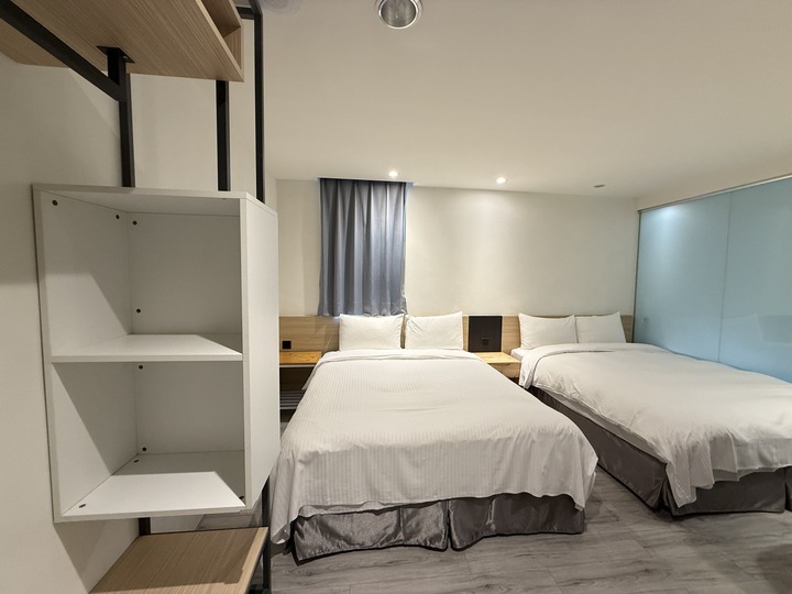 【嘉義】「葉綠宿・漫漫回嘉 Home Way Hotel．近文化路夜市文青質感風旅店（櫻桃計劃咖啡館/豪華四人房/無早餐/車位需預約）」
