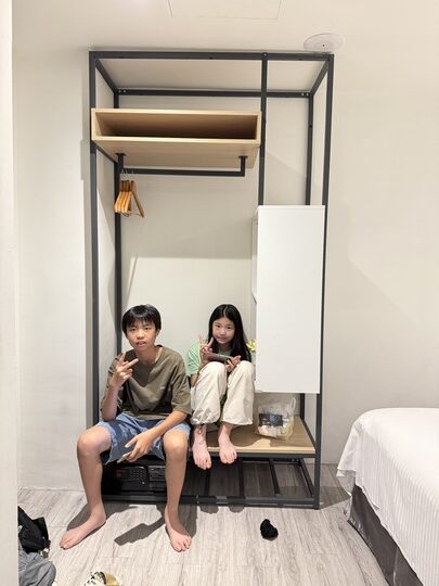 【嘉義】「葉綠宿・漫漫回嘉 Home Way Hotel．近文化路夜市文青質感風旅店（櫻桃計劃咖啡館/豪華四人房/無早餐/車位需預約）」