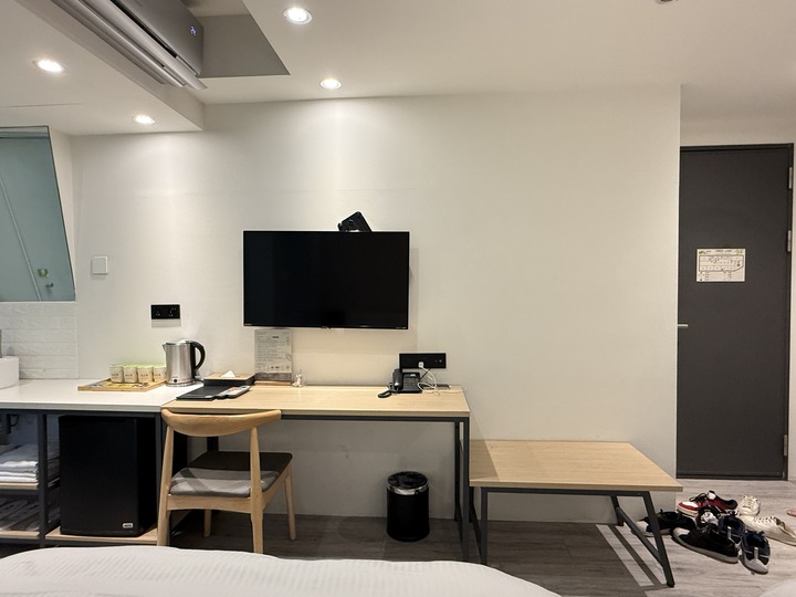 【嘉義】「葉綠宿・漫漫回嘉 Home Way Hotel．近文化路夜市文青質感風旅店（櫻桃計劃咖啡館/豪華四人房/無早餐/車位需預約）」