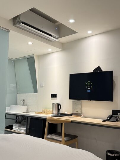 【嘉義】「葉綠宿・漫漫回嘉 Home Way Hotel．近文化路夜市文青質感風旅店（櫻桃計劃咖啡館/豪華四人房/無早餐/車位需預約）」