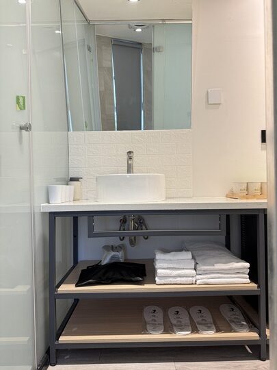 【嘉義】「葉綠宿・漫漫回嘉 Home Way Hotel．近文化路夜市文青質感風旅店（櫻桃計劃咖啡館/豪華四人房/無早餐/車位需預約）」